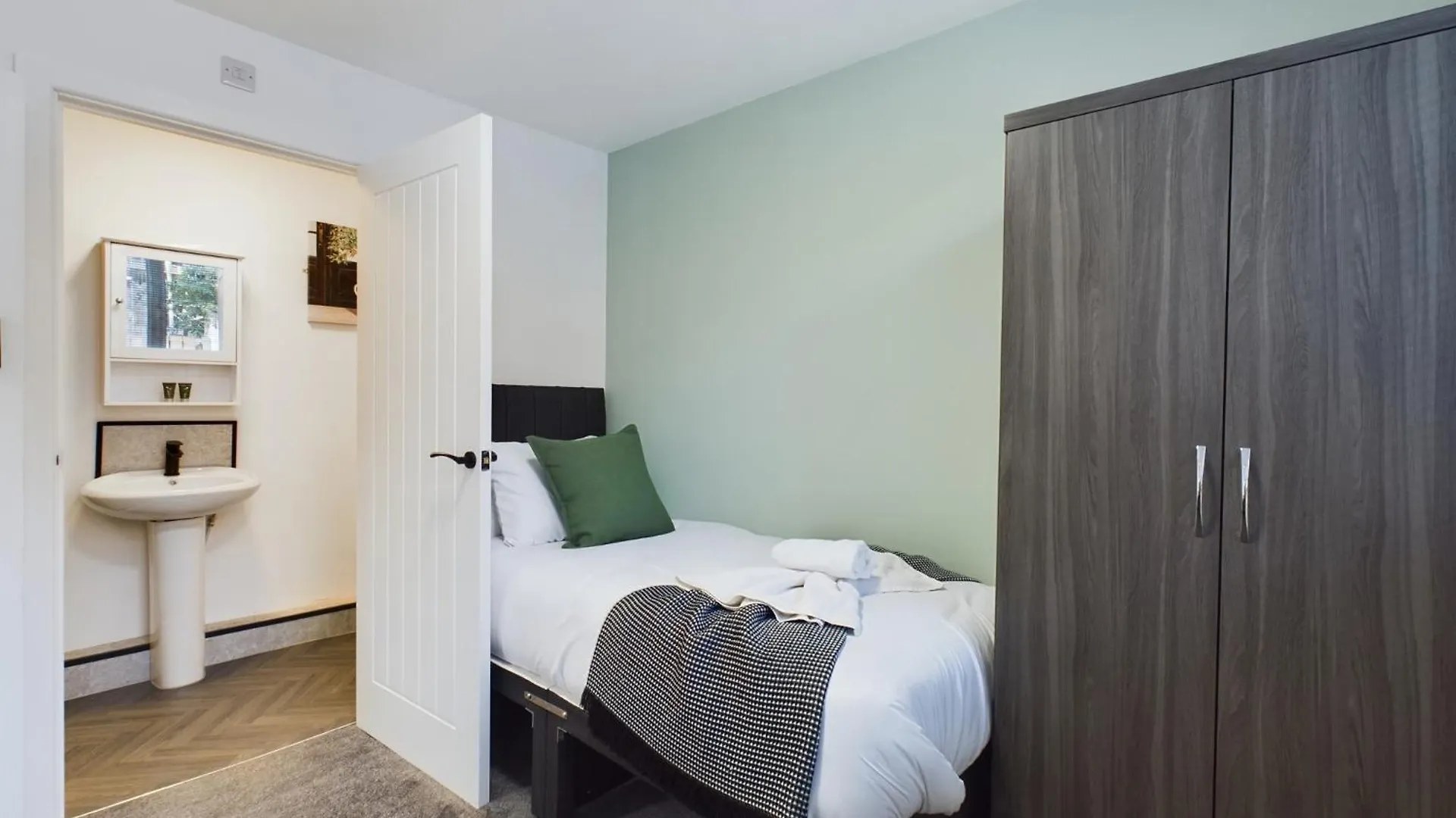 Holiday home Six Bedroom Home - Train Station & Town Centre Location! Darlington