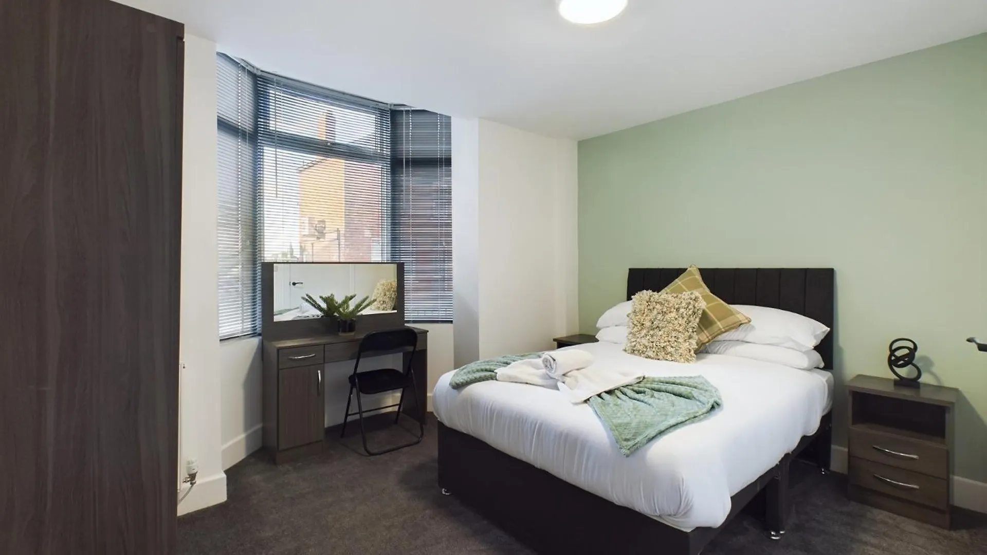 Six Bedroom Home - Train Station & Town Centre Location! Darlington