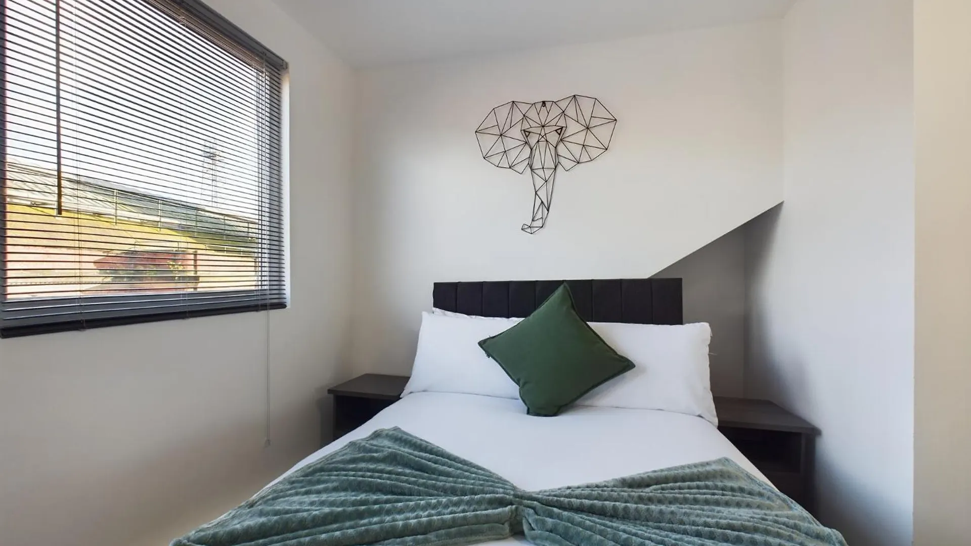 Six Bedroom Home - Train Station & Town Centre Location! Darlington  United Kingdom