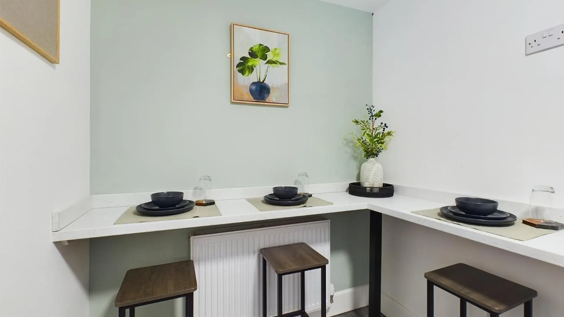 Six Bedroom Home - Train Station & Town Centre Location! Darlington