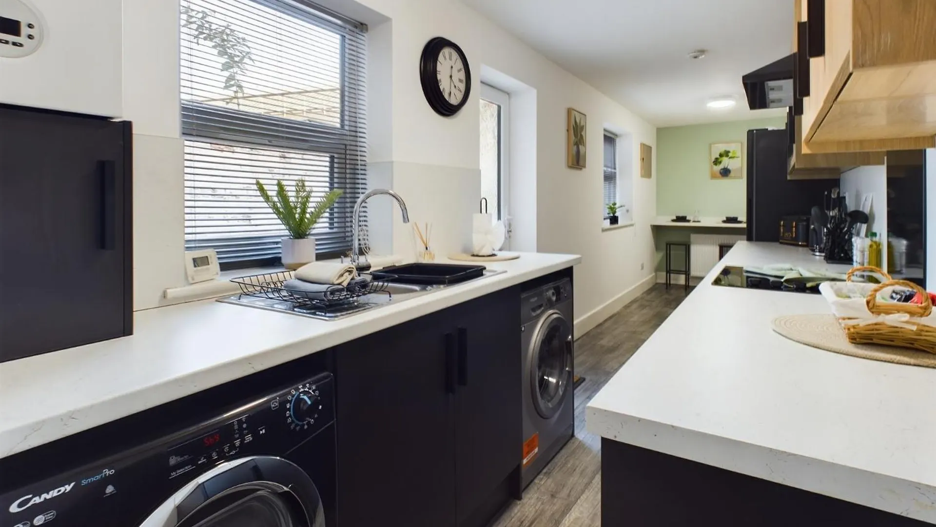Six Bedroom Home - Train Station & Town Centre Location! Darlington  0*, Darlington (Durham)